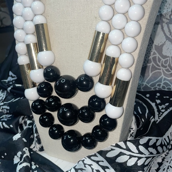 Charming Charlie 3 strand acrylic gradient beads black/white/goldtone - Picture 4 of 6